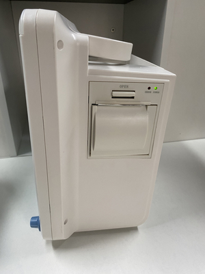 Monitor multiparametrico dei segni vitali del paziente in terapia intensiva con carrello