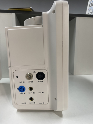 Monitor multiparametrico dei segni vitali del paziente in terapia intensiva con carrello