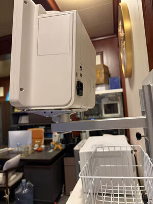 Altezza regolabile supporto montato bianco per il monitor del paziente nel reparto ospedaliero