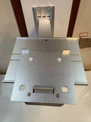 Supporto da parete regolabile in altezza in metallo per il montaggio di monitor paziente in reparto ospedaliero