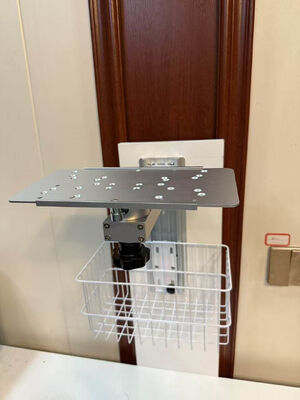 Bracket per apparecchiature mediche per monitorare il paziente