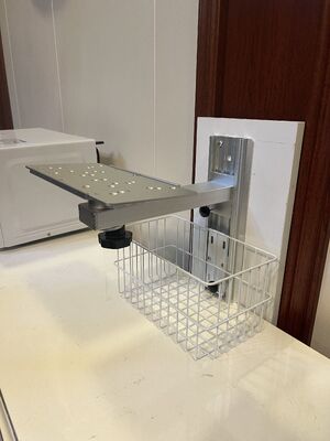 Bracket per apparecchiature mediche per monitorare il paziente