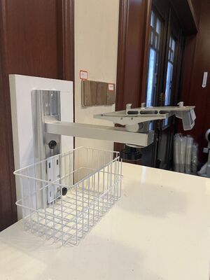 Staffa per montaggio a parete in metallo regolabile in altezza per braccio di supporto del monitor paziente nel reparto ospedaliero